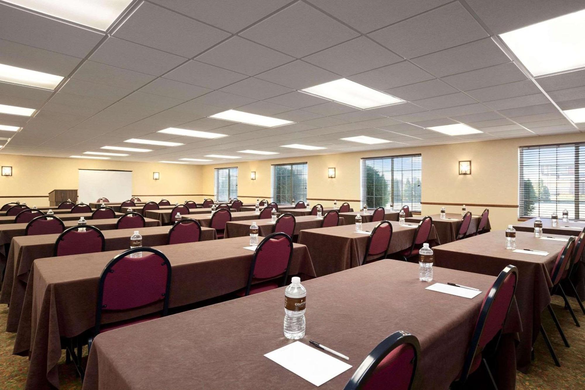 Country Inn & Suites By Radisson Bismarck Waterpark Eksteriør bilde